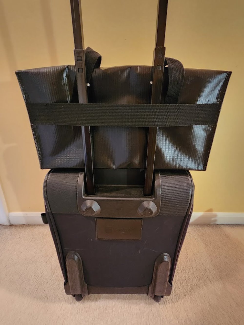 Battery-Bag-Mounted-on-Luggage-Back